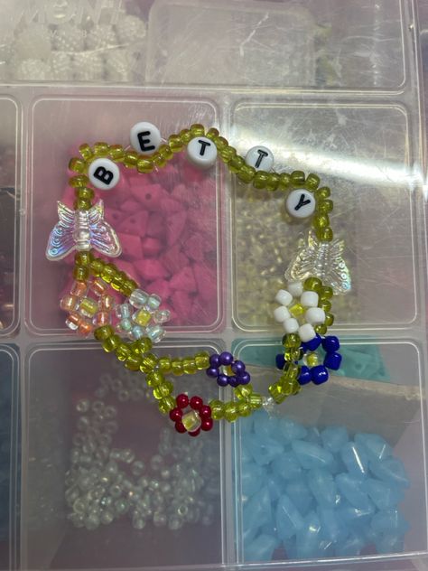 Betty’s garden Bettys Garden Bracelet, Betty Bracelet, Taylor Bracelets, Eras Bracelets, Swift Bracelets, Bracelet Craft, Bracelets Ideas, Bracelet Craft Diy, Bracelet Ideas