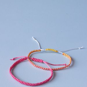 How to Make a Basic Square Knot Bracelet - Curly Made Friendship Bracelets For Guys, Macrame Bracelet For Boys, Friendship Bracelets For Men, Summer Macrame Braided Bracelet Gift, Diy Mens Macrame Bracelet, Male Macrame Bracelet, Cheap Hand-strung Braided Bracelets For Friendship, Bracelets For Guys, Diy Friendship Bracelets