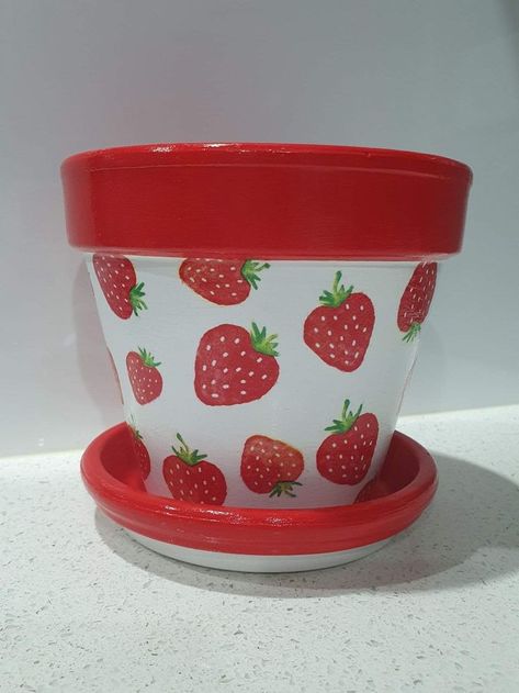 Strawberry Pot Painting, Terracotta Pot Designs, Strawberry Painted Pot, Strawberry Flower Pot, Cute Pot Ideas, Painted Pots Aesthetic, Crafts With Terra Cotta Pots, Strawberry Plant Pot, Painted Flower Pots Easy