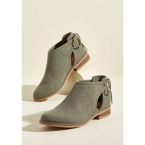 Rocket Dog Canvas on Campus Ankle Bootie (3.465 RUB) ❤ liked on Polyvore featuring shoes, boots, ankle booties, rocket dog boots, green booties, rocket dog, stack boots and canvas ankle boots Kasut Kahwin, Kasut Wanita, Trending Womens Shoes, Shoe Wardrobe, Fall Booties, Chique Outfits, Girly Shoes, Trik Fotografi, Pretty Shoes