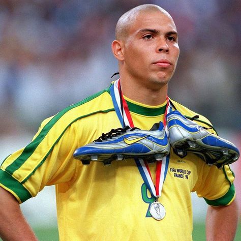 El brasileño Ronaldo Nazario, actual presidente del Real Valladolid reveló que Kylian Mbappé tiene características similares a las suyas. Aquí te decimos por qué.  #Futbol #Soccer #Mbappe #Ronaldo #RonaldoNazario Ronaldo Brazil, Soccer Player, Ronaldo, World Cup, Brazil, Soccer, Football