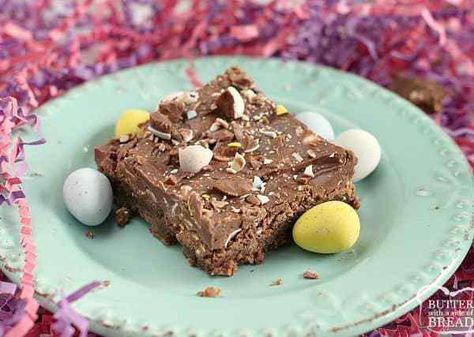 CADBURY MINI EGGS BROWNIE BARS Milky Way Cake, Best Nacho Recipe, Cadbury Mini Eggs, Easter Dinner Menus, Easy Easter Recipes, Brownie Bars, Creamy Recipes, Easter Dinner Recipes, Festive Desserts