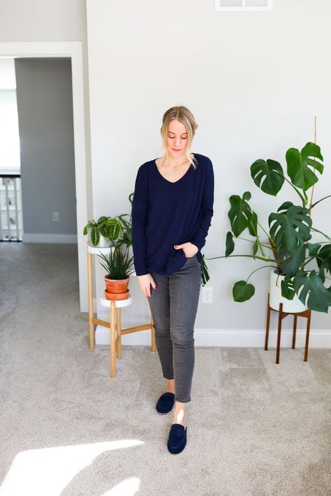 What to Wear With Grey Jeans: 23 Outfit Ideas - Paisley & Sparrow Gray Jeans Outfits Women, Dark Grey Jeans Outfit Women, What To Wear With Gray Pants, Light Gray Jeans Outfit, Light Gray Pants Outfit, Grey Denim Jeans Outfit, Light Grey Jeans Outfit, Gray Jeans Outfit, 23 Outfit Ideas