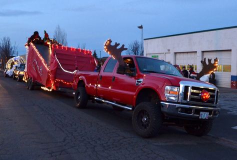 Redmond Starlight Parade | Evergreen Academy Preschool Decorating Truck For Christmas Parade, Christmas Parade Truck Ideas, Snowman Display, Car Decoration Ideas, Christmas Car Decorations, Christmas Parade Floats, Sustainable Holiday, Holiday Elements, Car Green