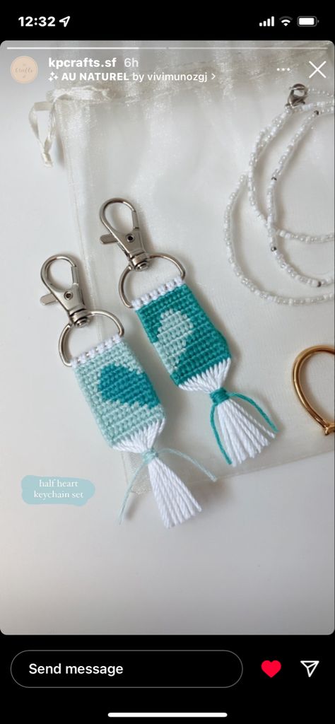 Diy Thread Keychain, Thread Keychain Pattern, Embroidery Floss Keychain Patterns, Embroidery Keychain Ideas, Alpha Keychain Pattern Easy, Keychain Embroidery Floss, Braided Keychain Diy, String Keychain Patterns, String Keychain Diy