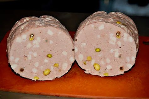 Homemade Mortadella, Mortadella Recipe, Homemade Bologna, Deli Meat Recipes, Remain Nameless, Cooked Ham, Homemade Sausage Recipes, Sausage Making, Lunch Meat Recipes