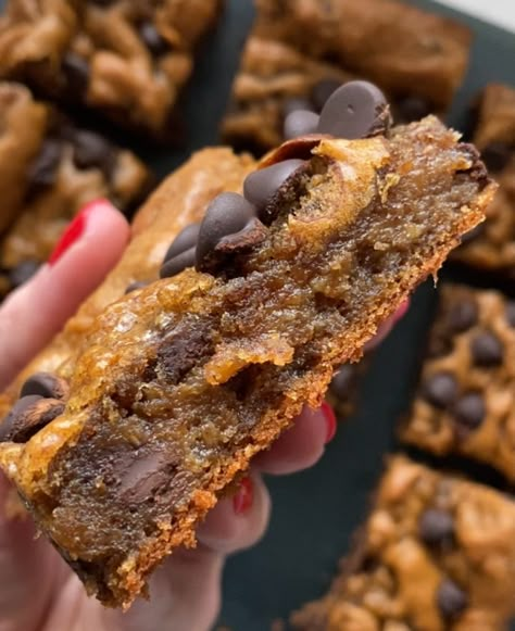 Flourless Peanut Butter Banana Chocolate Chip Bars (One Bowl) - Hungry Happens Peanut Butter And Cream Cheese, Banana Chocolate Chip Bars, Chocolate Chip Bars, Sugar Free Chocolate Chips, Paleo Desserts, Banana Chocolate, Banana Chocolate Chip, Healthy Sweets Recipes, No Bake Cheesecake