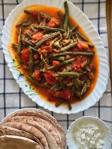 Lebanese Green Beans Stew served with pita Lebanese Green Beans And Tomatoes, Fassoulia Lebanese, Lebanese Loubieh, Lebanese Sides, Lebanese Green Beans, Stew With Tomatoes, Lebanese Dishes, Dragon Tongue, Beans Stew