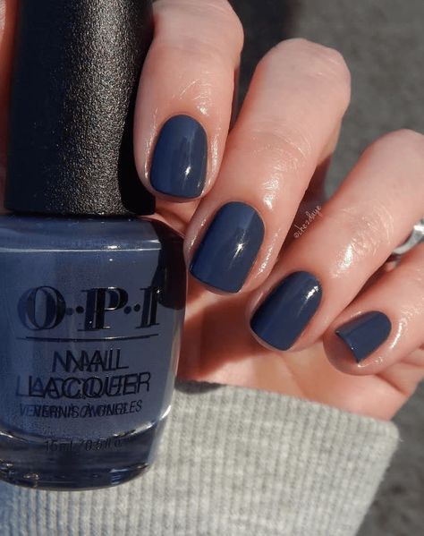 Navy Blue Opi Nail Polish, Sns Navy Blue Nails, Navy Nail Polish Ideas, Gel Nails Ideas Navy Blue, Outfits With Blue Nails, Dark Blue Grey Nails Design, Blue And White Football Nails, Winter Navy Nails, Blue Nail Color Ideas Winter