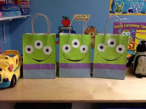 Toy Story Wrapping Ideas, Joshua 5, Toy Story Gifts, Toy Story Halloween, Toy Story Party Decorations, Alien Gift, Alien Party, Toy Story Theme, Toy Story Alien