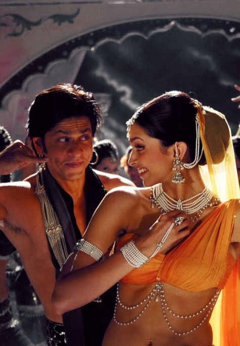 Shah Rukh Khan and Deepika Padukone - Om Shanti Om Vintage Bollywood Aesthetic, Om Shanti, Bollywood Pictures, Bollywood Posters, Retro Bollywood, Om Shanti Om, 90s Bollywood, Bollywood Couples, Bollywood Dance