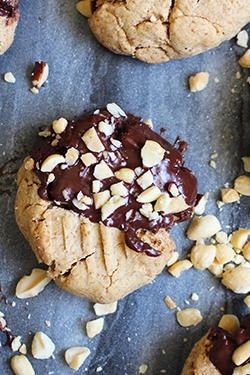 Peanut butter in a cookie?? Say no more!!! Try this delicious vegan and gluten-free Peanut Butter Cookie recipe, perfect for a guilt-free treat! So easy to make! Peanut Butter Cookies Photography, Cookies Food Photography, Jumbo Cinnamon Rolls, Peanut Butter Cookies Easy, Green Oven, Gorgeous Desserts, Gluten Free Cookies Easy, Gluten Free Peanut Butter Cookies, Vegan Peanut Butter Cookies