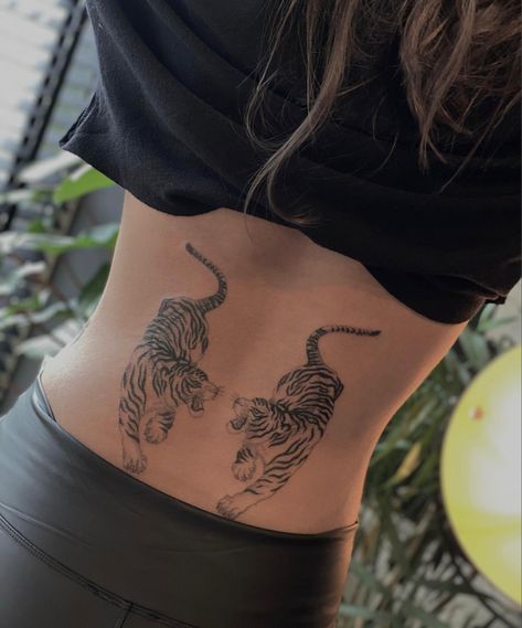 Tiger Tattoos, Backpiece Tattoo, Stomach Tattoos Women, Line Tattoo Ideas, Bird Tattoo Wrist, Leopard Tattoos, Wicked Tattoos, Black Girls With Tattoos, Stomach Tattoos