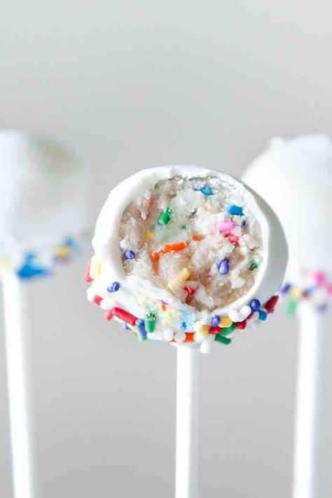 Confetti Cake Pops Confetti Cake Pops, Cake Pop Receita, Funfetti Cake Pops, Cake Ball, Birthday Cake Pops, Confetti Cake, Cake Pop Recipe, Salty Cake, Funfetti Cake