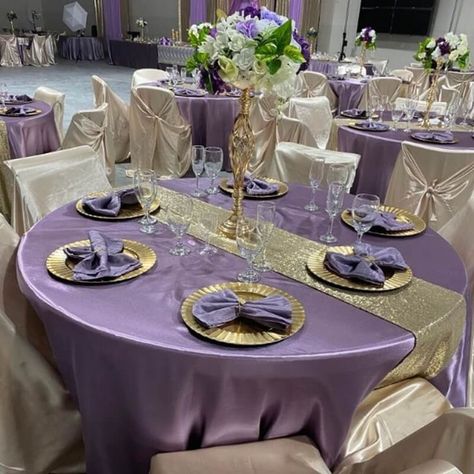 Purple Gold Table Decorations, Lilac And Gold Table Setting, Black Gold And Lavender Party, Lilac And Gold Decorations, Purple And Gold Photo Backdrop, Lavender And Gold Table Setting, Purple Round Table Settings, Lavender And Gold Quinceanera Decorations, Gold Silver Purple Party