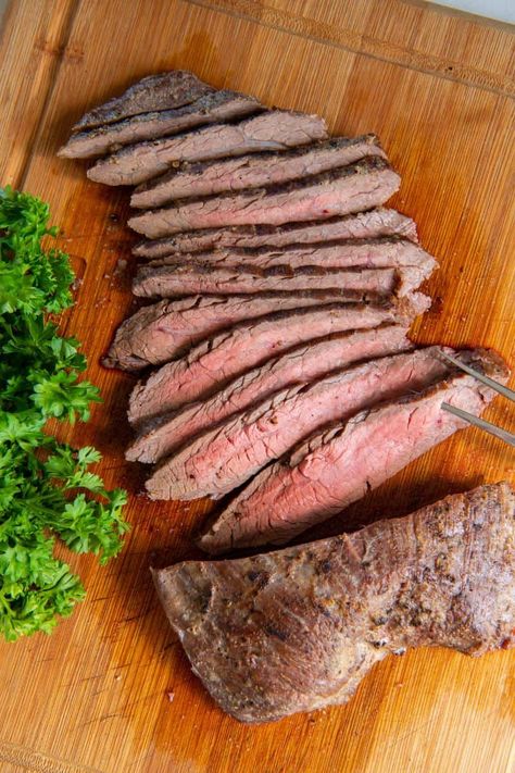 Instant Pot Flank Steak is both tender and delicious. Proof that bold flavor doesn’t have to cost a fortune or take hours to cook! Flat Iron Steak Recipes, Marinade Flank Steak, Easy Scalloped Potatoes Recipe, Flank Steak Recipes, Flat Iron Steak, Grilled Flank Steak, Sous Vide Recipes, Marinated Steak, Sous Vide Cooking