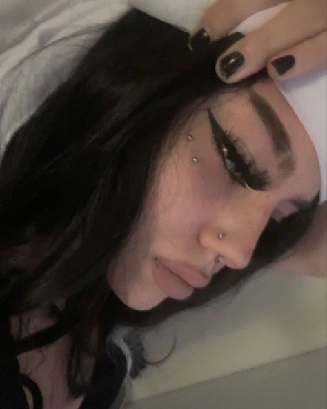 Piercing On Cheekbone, Anti Brow Piercing Aesthetic, Anti Eyebrow Piercing Butterfly Kiss, Piercings Inspo Face, Women Eyebrow Piercing, Eyebrow Piercings Aesthetic, Reverse Eyebrow Piercing, Cool Eyebrow Piercing, Face Piercings Cheek