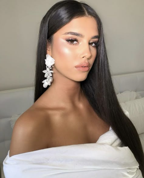 Glam Bride Makeup, Bridal Hair Down, Wedding Hairstyles And Makeup, Bridesmaid Hair Makeup, Formal Makeup, Power Of Makeup, Glam Makeup Look, Bridal Makeup Looks, Haircuts Straight Hair