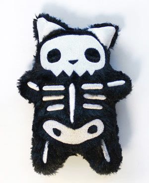 Stitch and turn this kitty's ears, then insert them into this in-the-hoop design, to create a perfectly polished skeleton plushie! Creepy Stuffed Animals, Urban Threads, Plushie Patterns, Sewing Stuffed Animals, Diy Crafts To Do, Cute Stuffed Animals, Creepy Cute, Cute Plush, Cute Dolls