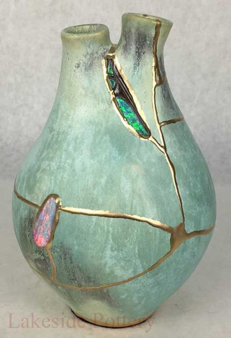 Japanese Broken Pottery, Kintsugi Aesthetic, Wabi Sabi Japanese, Kintsugi Art, Heart Vase, Traditional Japanese Art, Japanese Pottery, Japanese Ceramics, Pottery Studio