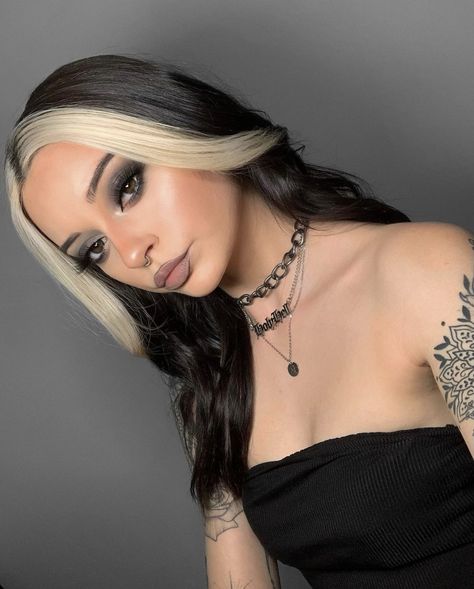 Black Money Piece Hair, Black Hair Blonde Money Piece, Blonde Money Piece, Color Block Hair, Black Hair Balayage, Hair Color Underneath, Cute Hair Colors, Goth Hair, Money Piece