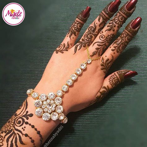 Future Jewelry, Nose Jewels, Bridal Nose Ring, Fancy Nail Art, Finger Bracelets, Basic Mehndi, Silver Head Piece, Mehndi Images, Indian Nose Ring