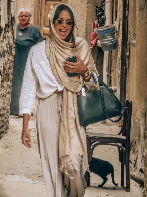 Oman Outfits Women, Cairo Fashion Style, Egypt Street Fashion, Egypt Style Clothing, Desert Looks For Women, Cairo Outfit Travel, Morocco Travel Outfit Summer, Middle East Inspired Fashion, Outfit For Egypt