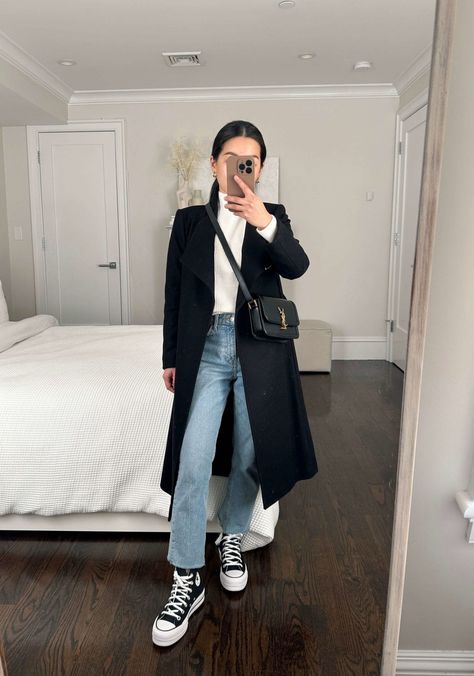 black hightop converse sneakers winter outfit // how to style black platform converse for petite women Straight Jeans Outfits, Converse Outfit Winter, Converse Haute, Platform Sneakers Outfit, Converse Noir, Estilo Converse, Capsule Wardrobe Ideas, Black Coat Outfit, Platform Outfit