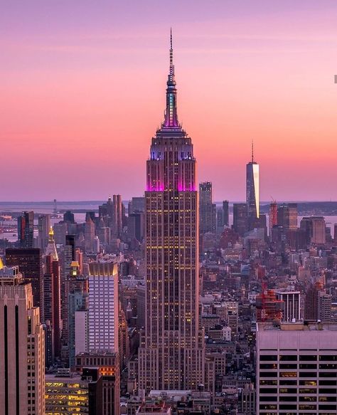 🌊 on Twitter: "Sunset in New York City… " Sunset Skies, Building Aesthetic, York Aesthetic, Empire State Of Mind, New York Aesthetic, American Road Trip, Brutalist Architecture, Ny City, Countries To Visit