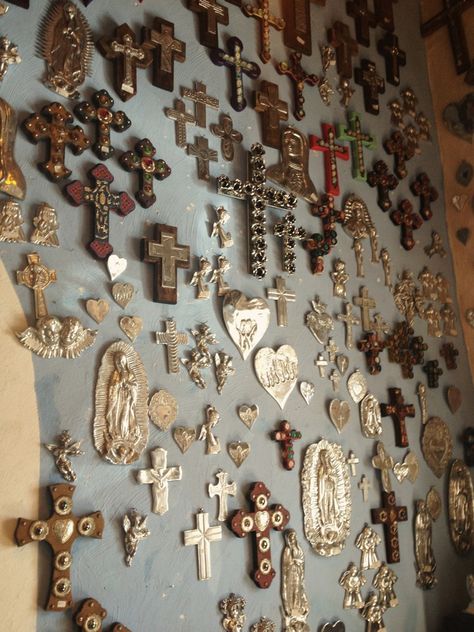 Southern Gothic Aesthetic, Zimmer Diy, Wedding Style Inspiration, Southern Gothic, Gothic Aesthetic, Arte Inspo, Wall Crosses, Catholic Art, Religious Art