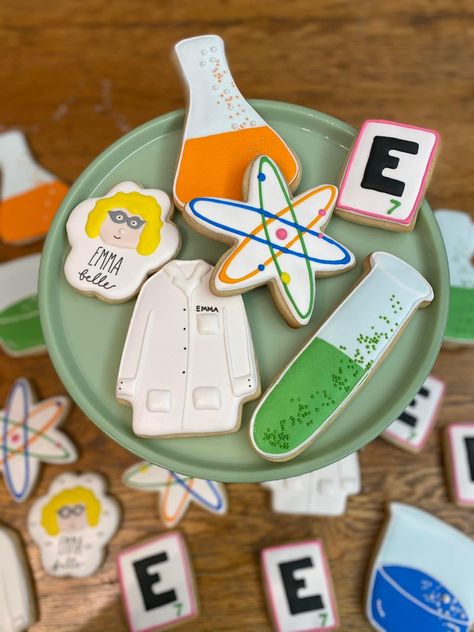 Chemistry Cookies, Science Cookies, Teacher Birthday Cake, Science Cake, Science Birthday Party Ideas, Mad Scientist Party, Scientist Party, Decorator Frosting, Science Birthday