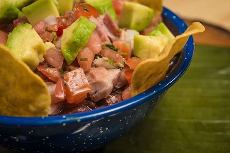 Cocina este chifrijo, un plato tradicional de Costa Rica a base de frijoles, arroz, chicharrón y pico de gallo. Tomato Salsa, Costa Rica, Potato Salad, Salad, Ethnic Recipes, Plato