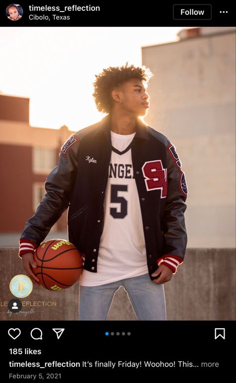 Senior Basketball Photography, Senior Pictures For Boys, Basketball Pictures Poses, Boy Senior Portraits, Basketball Senior Pictures, Senior Portrait Outfits, Senior Portraits Male, Senior Photos Boys, Senior Photography Poses