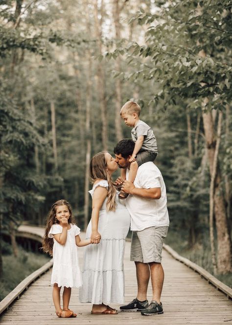 Winter Maternity Pictures, Wisconsin Photography, Family Maternity Pictures, Winter Maternity Photos, Maternity Photography Family, Fall Maternity Photos, Pregnancy Announcement Photoshoot, Maternity Photography Poses Outdoors, Maternity Photography Outdoors