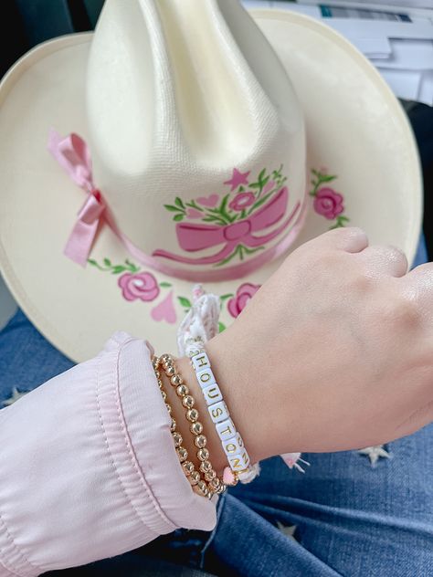 Cowgirl Hat Diy, Loveshackfancy Outfit, Diy Cowgirl Hat, Pink Cowgirl Aesthetic, Cowgirl Preppy, Pink Aesthetic Girly, Preppy Cowgirl, Diy Tiktok, Highest Version