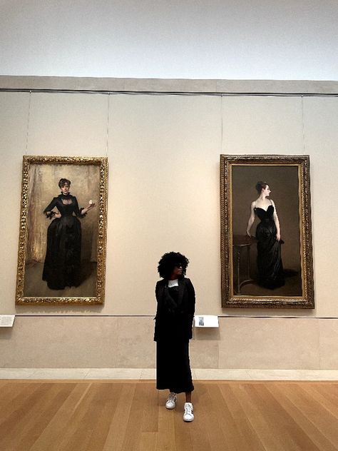 Art Gallery Photography, Art Gallery Outfit, Museum Outfit, Prom Picture Poses, Black Museum, Mommy And Baby Pictures, Photo Exhibit, Gallery Photography, Girls Black Dress