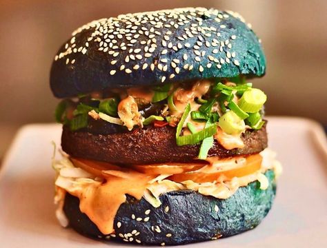 Charcoal Burger, Chili Burger, Black Bun, Black Burger, Burger Box, The Bun, Cakes Recipes, Vegan Burgers, Burger Buns