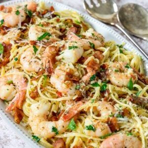 Cabonara Recipes, Seafood Carbonara, Chicken And Shrimp Carbonara, Shrimp Carbonara, Easy Carbonara Recipe, Bacon Carbonara, Pasta Carbonara Recipe, Creamy Shrimp, Italian Pasta Dishes