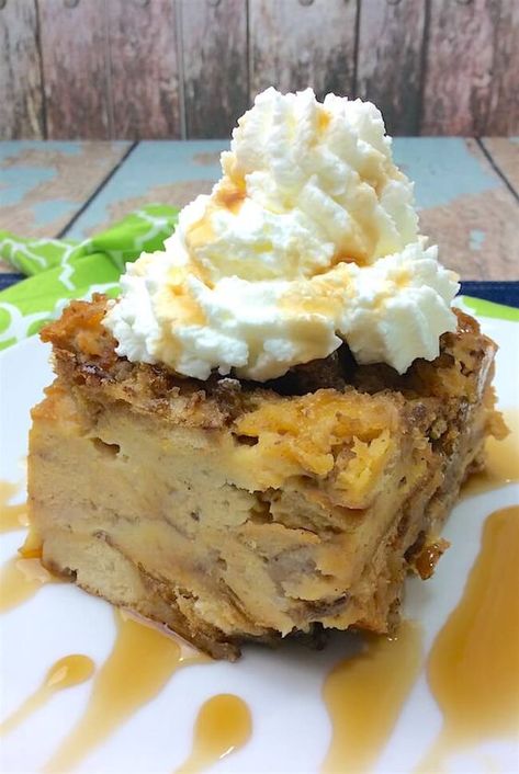 This crockpot bread pudding recipe couldn't be easier! Only five minutes of prep for this crowd-pleasing dessert (and your house smells amazing!!) Crockpot Bread Pudding, Bread Pudding Recipe Crockpot, Crockpot Cakes, Bread Crockpot, Jello Popcorn, Crockpot Bread, Fancy Bread, Bread Pudding Dessert, Pudding Bread