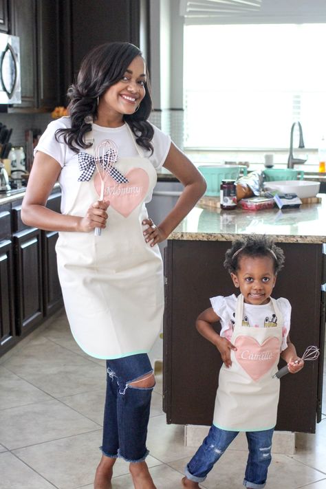 Mommy And Me Crafts, Mommy And Me Apron Pattern Free, Mom Apron Sayings, Mommy And Me Aprons, Mothers Day Apron, Cooking In Kitchen, Reversible Mommy & Me Apron Pattern, Mothersday Gifts Diy, Mother’s Day Gift Apron