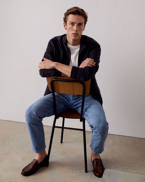 MANGO on Instagram: “A TIMELESS WARDROBE • There are pieces that will remain in every contemporary man’s wardrobe forever given how flattering, versatile and…” Styling Loafers, Indie Guy, Loafers Men Outfit, Mango Trousers, Business Casual Summer, German Fashion, Timeless Wardrobe, Guys Clothing Styles, Studio Photoshoot