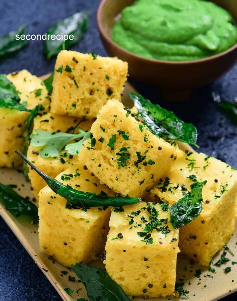 Instant khaman dhokla Easy Microwave Recipes, Khaman Dhokla, Microwave Recipe, Gujarati Snacks, Dhokla Recipe, Tandoori Masala, Steamed Cake, Chaat Recipe, Gujarati Recipes