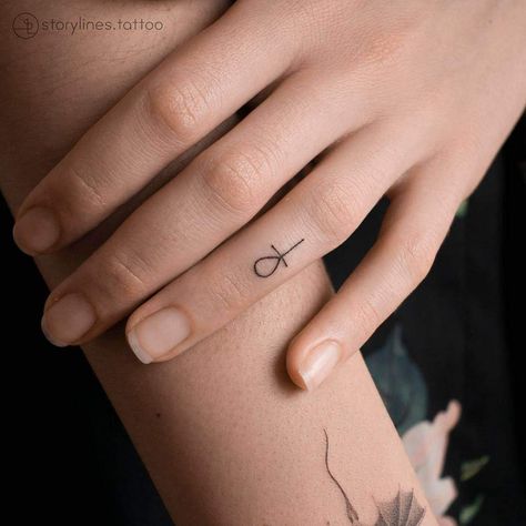 Ankh Finger Tattoo, Ankh Tattoo Women, Ankh Tattoos, Minimalist Symbols, Tattoo Birthday, Spirituality Aesthetic, Ankh Tattoo, Comfortable Lifestyle, Anubis Tattoo