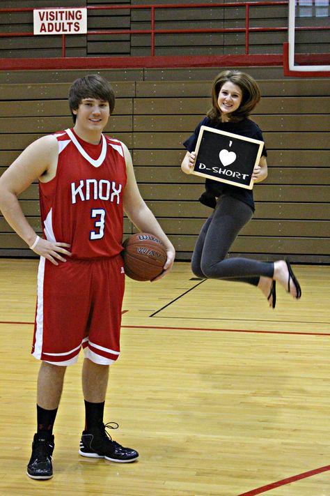 SENIOR PHOTO IDEAS BASKETBALL Mom And Son Basketball Pictures, Senior Picture Ideas Basketball, Short Haircut Thick Hair, Cool Senior Picture Ideas, Basketball Senior Night Gifts, Football Photoshoot, Son Football, Unique Senior Picture Ideas, Short Textured Haircuts