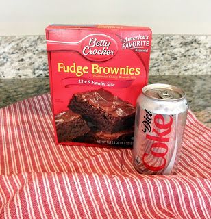 Brownies made with diet soda, no eggs, water or oil. Only 105 calories and 0.5g fat in each serving. Shut up. Diet Coke Brownies, Resep Diet, Cake Vegan, Diet Soda, Weight Watchers Desserts, Diet Coke, Fudge Brownies, Brownie Mix, 100 Calories