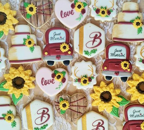 Sunflower Wedding Cookies Decorated, Sunflower Bridal Shower Cookies, Flooded Cookies, Jesus Wedding, Wedding Cookies Decorated, Royal Cookies, Wedding Shower Cookies, Sunflower Cookies, Bridal Cookies