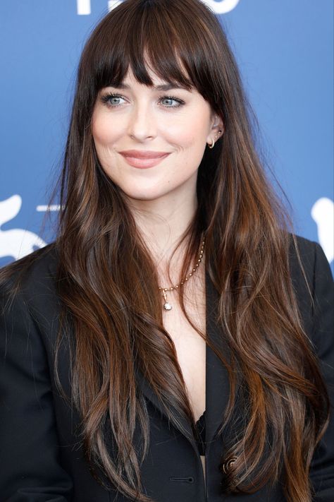 Dakota Johnson Bangs, Dakota Johnson Hair, Layered Haircuts With Bangs, Dakota Mayi Johnson, New Hair Do, Long Hair With Bangs, Haircuts For Long Hair, Hair Inspiration Color, Dakota Johnson