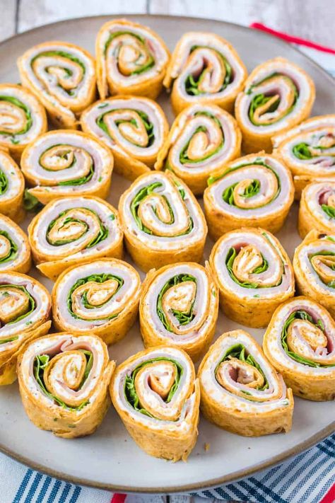 Pinwheel Sandwiches Ham, Nibbles Ideas, Ham Roll Ups, Ham And Cheese Roll Ups, Cheese Roll Ups, Cheese Wraps, Easy Lunch Idea, Party Nibbles, Ham And Cheese Pinwheels