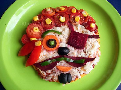 Cute idea to make individual pizzas, or even as an activity for kids to design their own. Pirate Food, Custom Pizza, Pizza Art, Pizza Design, Food Pizza, Fussy Eaters, How To Eat Better, The Pirate, Fun Kids Food