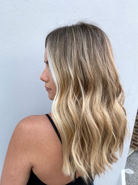 Mid Length Lived In Blonde, Natural Blond Balayage, Medium Length Beach Blonde Hair, Mid Length Hair With Layers Blonde Highlights, Beachy Lived In Blonde, Blond Bolyoge, Blond Front Highlights, Sunkissed Hair Blonde Beach Highlights, Blonde Highlights On Dirty Blonde Hair Medium Length